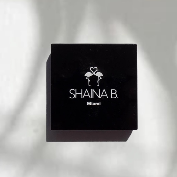 B. Lovely Eyeshadow Duo in Port-Au-Princess and So Deco - Picture 8 of 9